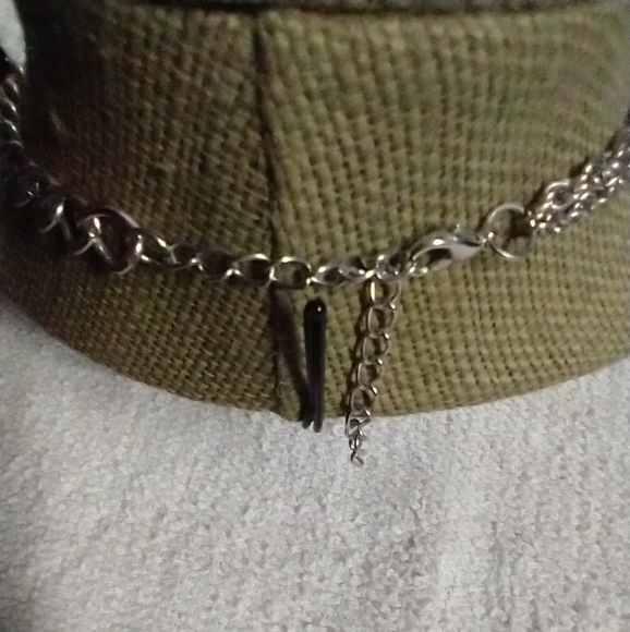 Silvertone dark crystals circle ⭕ chain necklace - Picture 4 of 6